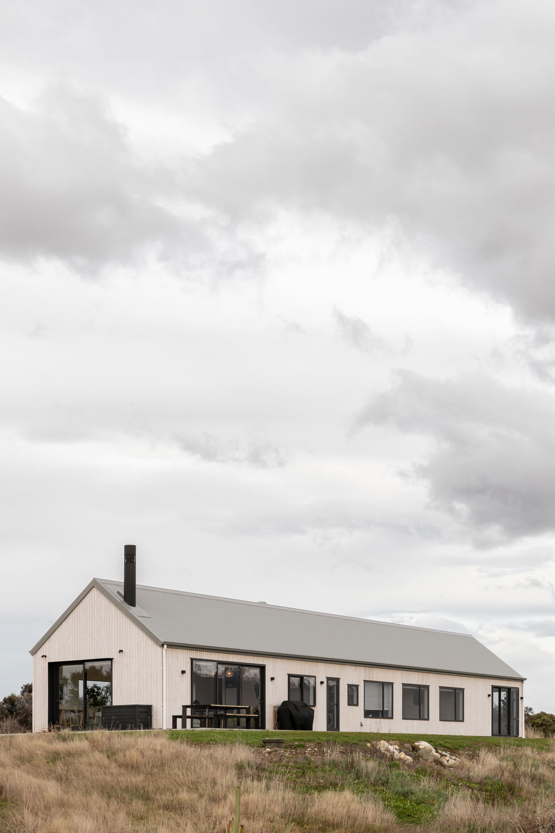 A-modern-barnhouse-in-New-Zealand-sits-high-on-a-hill-and-blends-into-the-landscape