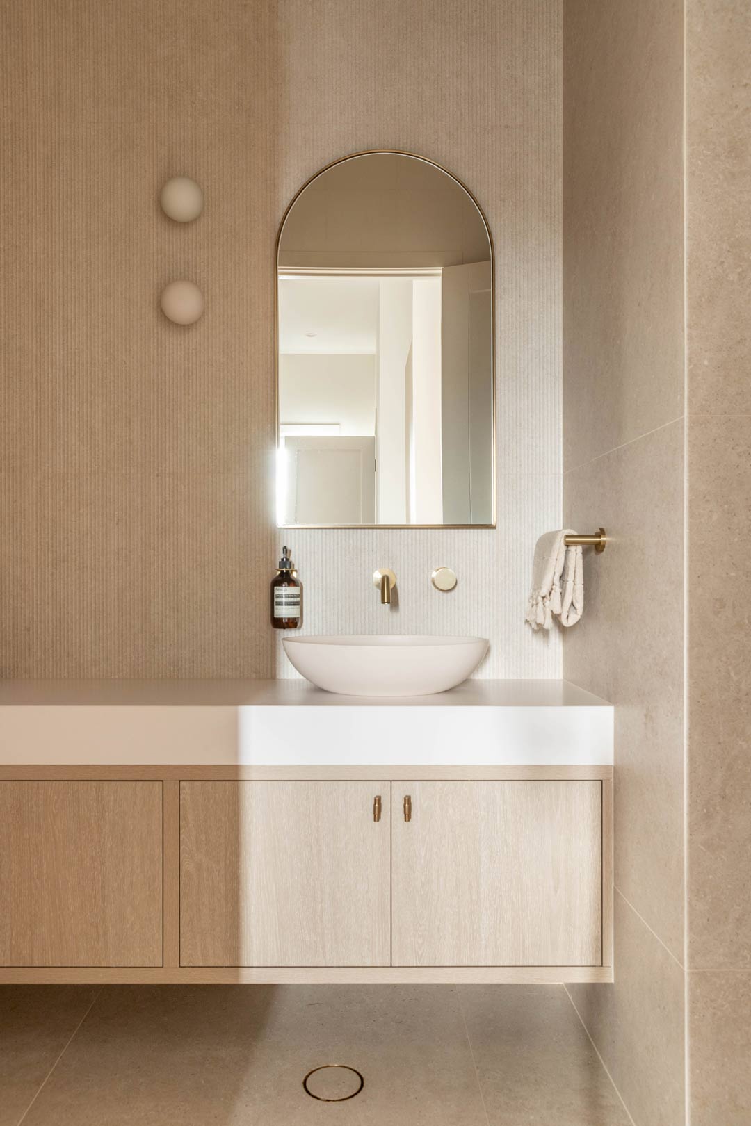 A-warm-and-inviting-bathroom-that-is-kept-neat-and-tidy-with-a-soap-bottle-holder-and-bathroom-accessories
