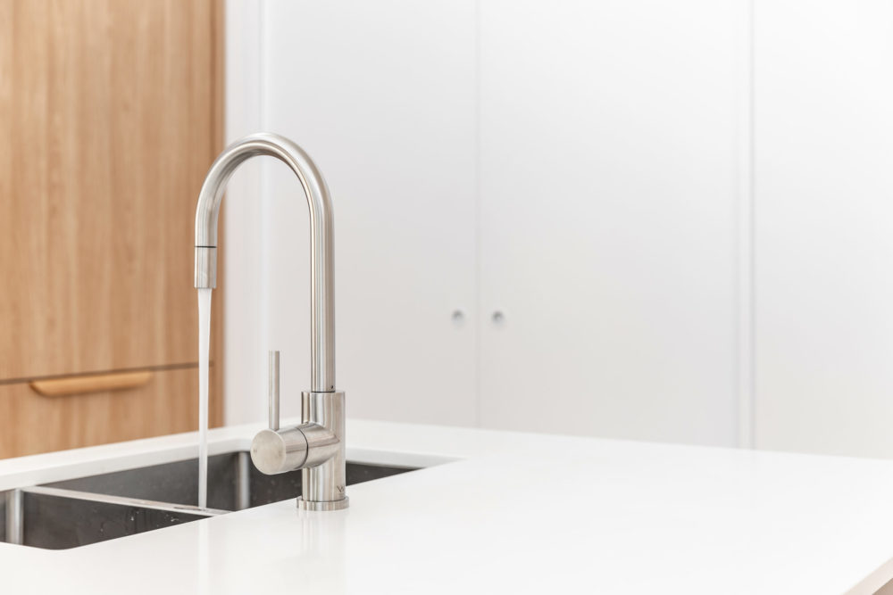 ABI-Stainless-steel-pull-out-sensor-kitchen-mixer-in-a-light-bright-kitchen-1000x667-1