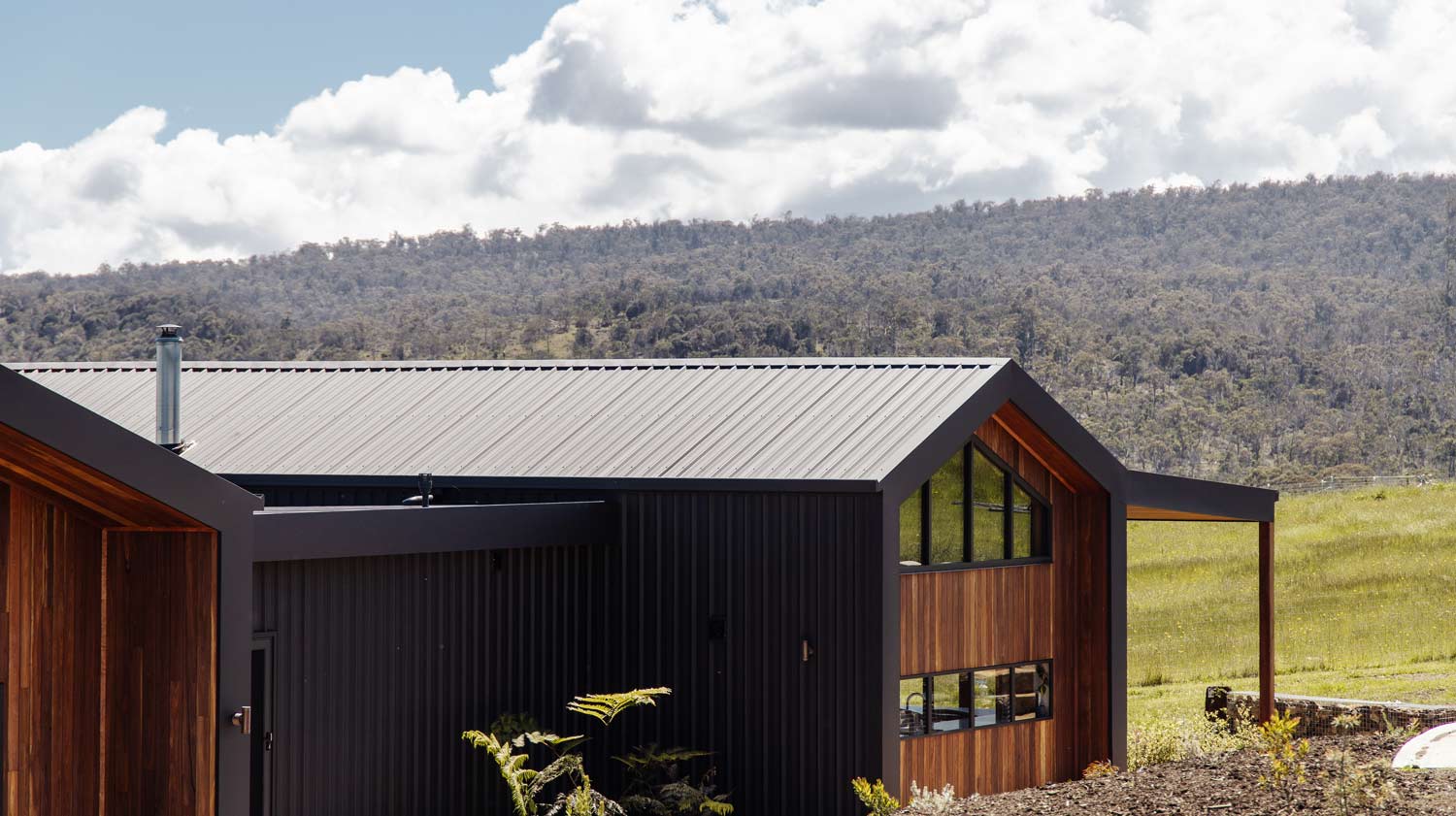 Bardominium-home-with-steel-frame-in-country-location