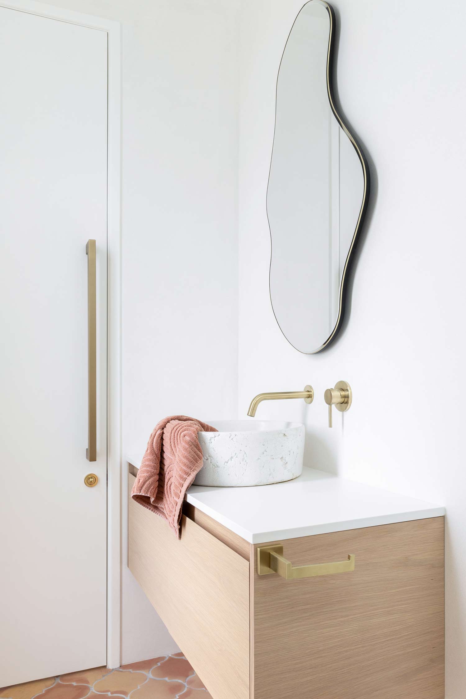 Bathroom-styling-ideas-for-a-moditerranean-home-inclue-brushed-brass-tapware-terracotta-tiles-and-a-neutral-colour-palette