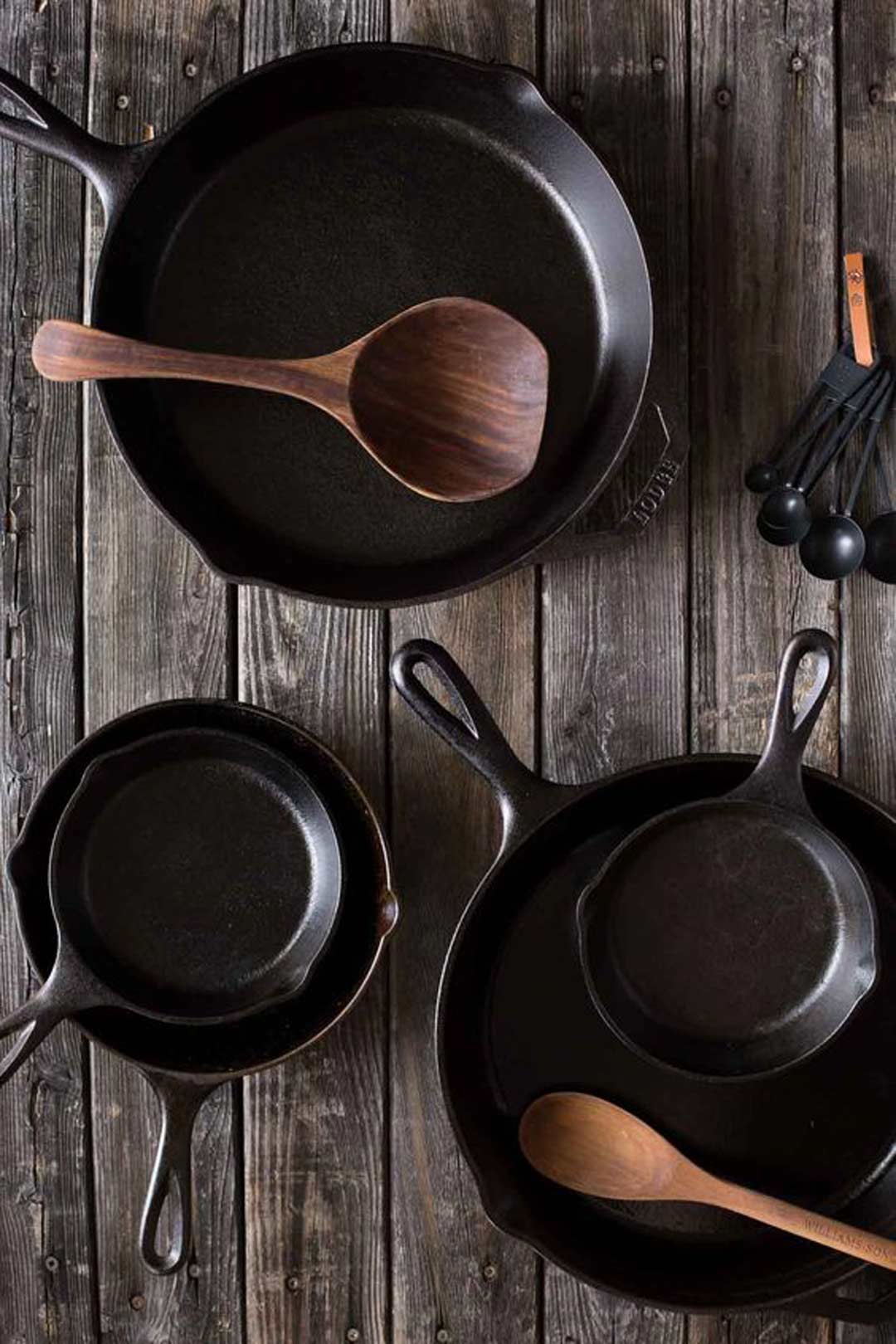 Christmas-gift-ideas-for-the-kitchen-lover-or-first-time-home-owners-a-cast-iron-skillet-1