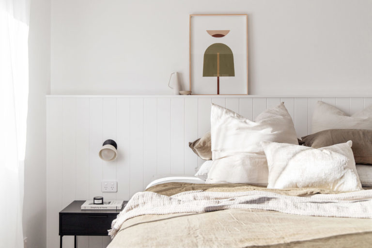 Cosy-bedroom-with-neutral-aesthetic-and-decorative-pillows-768x512