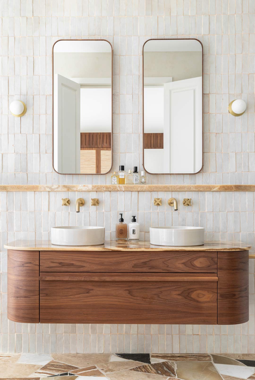 Earthy-bathroom-design-with-zellige-subway-tiles-and-brushed-brass-tapware-1
