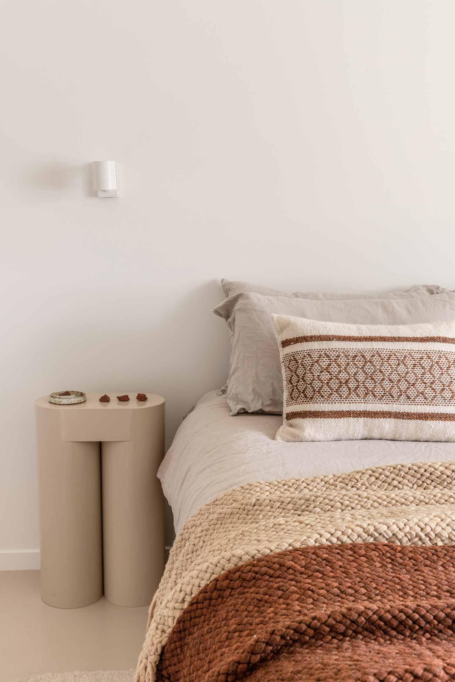 Earthy-tones-and-textures-create-a-space-of-relaxation-in-the-bedroom-in-a-modern-coastal-house