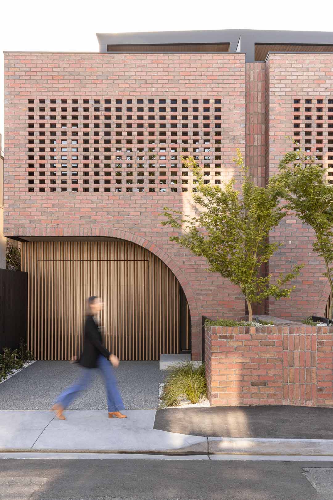 Hit-and-miss-red-brick-work-on-the-exterior-of-this-Melbourne-architectural-home