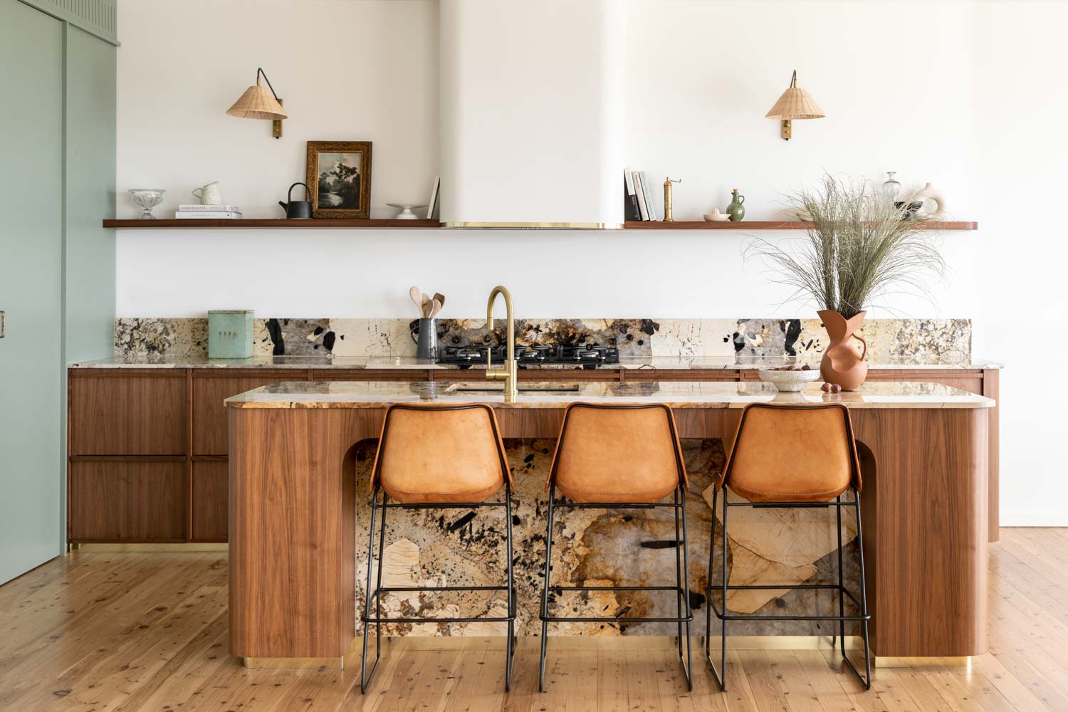 Warm-colour-palette-kitchen-with-curved-island-and-earthy-stone-bench-top-1